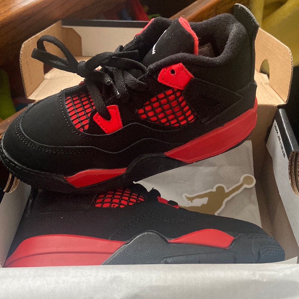 Air Jordan 4 Retro “Red Thunder”